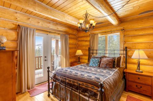 - une chambre avec un lit dans une pièce dotée de murs en bois dans l'établissement Mountain Retreat, à Alma