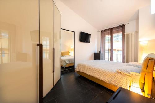 sypialnia z łóżkiem, biurkiem i telewizorem w obiekcie ROSA DEI VENTI w mieście Santa Margherita Ligure