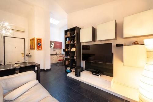 salon z dużym telewizorem i kanapą w obiekcie ROSA DEI VENTI w mieście Santa Margherita Ligure