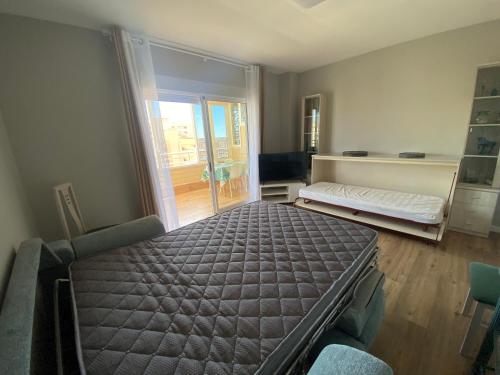 ein Schlafzimmer mit einem großen Bett und einem Fenster in der Unterkunft Arenales Sol y Playa Les Dunes in Arenales del Sol