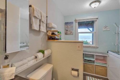 La salle de bains est pourvue d'un lavabo et de toilettes. dans l'établissement Puget Sound Escape, à Port Orchard