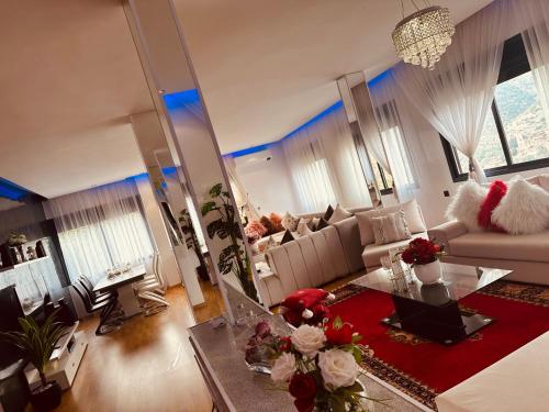 uma sala de estar com um sofá e uma mesa em La bombonera d ourika em Marrakech