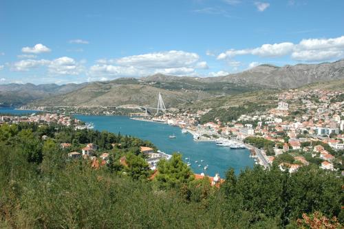 - une vue sur une baie avec des bateaux dans l'eau dans l'établissement Rooms Villa Amfora Dubrovnik, à Dubrovnik