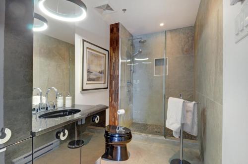 A bathroom at Les Immeubles Charlevoix - Le 760805