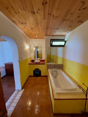 une grande salle de bain avec une baignoire et un lavabo dans l'établissement Residence VILLA MOROSI - Favone, à Conca