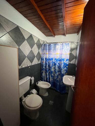 Los Mimines في بوتريرو دي لوس فونيس: حمام مع مرحاض ومغسلة