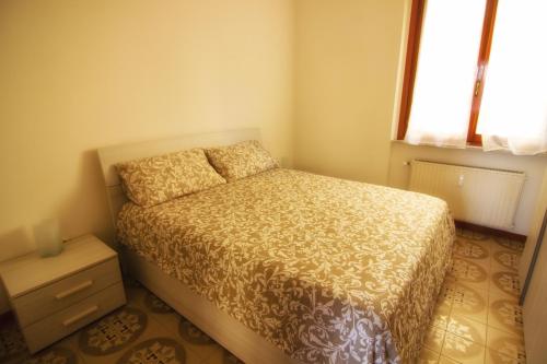 a small bedroom with a bed and a window at Fior di Limone in Sestri Levante