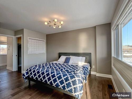 Llit o llits en una habitació de Luxurious River-view Townhouse