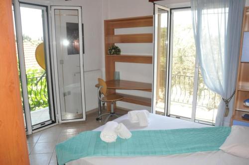 1 dormitorio con 1 cama, escritorio y ventanas en Verani Residence **New Listing Discount 20%** Balcony*Parking* en Sívros