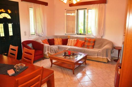 un soggiorno con divano e tavolo di Verani Residence **New Listing Discount 20%** Balcony*Parking* a Sívros
