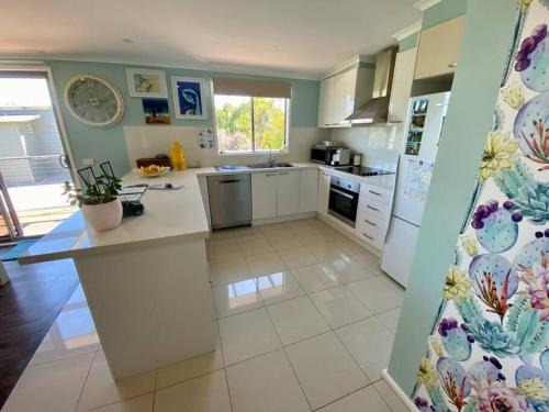Cucina o angolo cottura di Salty Paws Dog Friendly Luxe Cottage