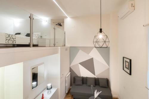 un salon avec un lit et un canapé dans l'établissement ramo d'oro, à Naples
