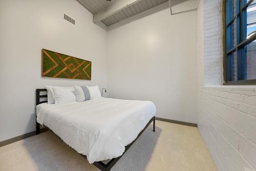 Łóżko lub łóżka w pokoju w obiekcie Industrial Loft Apartments in the Beautiful Superior Building Minutes from FirstEnergy Stadium 220
