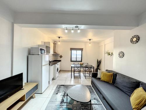a living room with a couch and a kitchen at PIX Apartments in Madalena