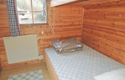 FegenにあるTomtebrletの木造キャビン内のベッド1台