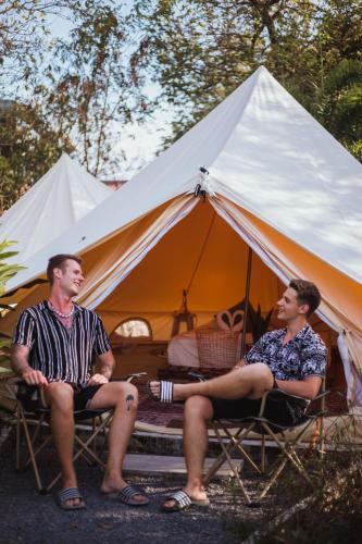 Επισκέπτες που μένουν στο Roost Glamping - SHA Certified