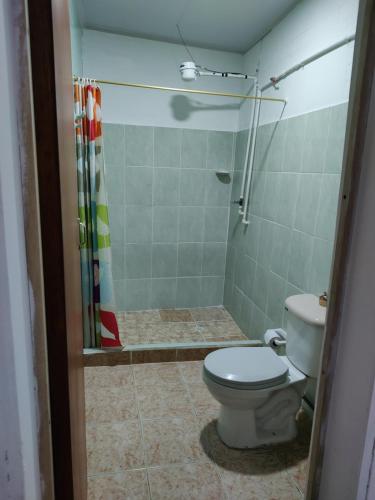 uma casa de banho com um WC e um chuveiro em HOTEL GIRASOLES em Manizales