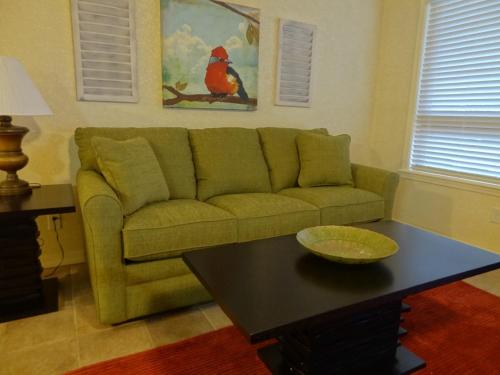 Istumisnurk majutusasutuses Poolside King Cabana with full kitchen, king bed, sleeper sofa and pool access, Hotel Room