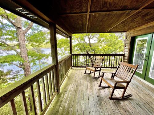 Balkon ili terasa u objektu C17, Three bedroom, three bath log-sided, luxury Harbor North cottage with hot tub cottage