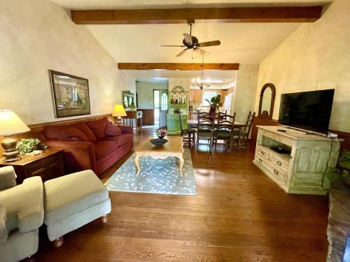 ein Wohnzimmer mit Sofa und Tisch in der Unterkunft C9, Two bedroom, two bath, log-sided, lake view cottage with hot tub cottage in Mount Ida