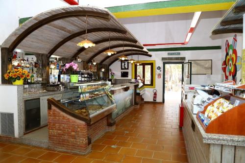 una panadería con un arco en un restaurante en Eraclea Minoa Village, en Montallegro