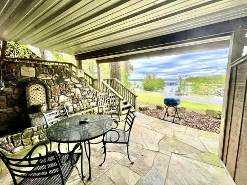 SU15, Spacious studio with full kitchen, dining table and rock patio overlooking the lake! Hotel Room