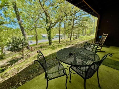 SU1, King Studio with king bed, dining area, sleeper sofa and lake view patio Hotel Room