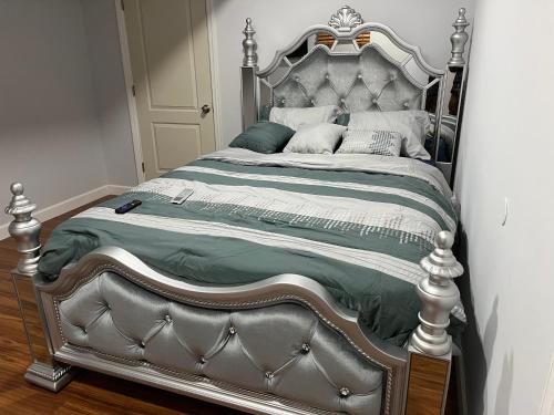 1 dormitorio con 1 cama grande con marco de metal en UNION BK ROOM 101, en Union