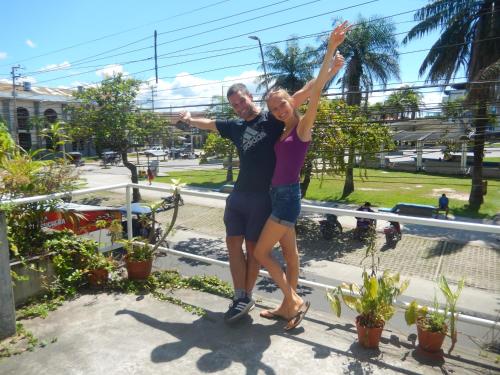un hombre y una mujer de pie en una cornisa con los brazos en el aire en Hospedaje Neydita, en Iquitos