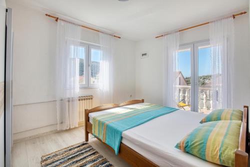 Postel nebo postele na pokoji v ubytování Apartments by the sea Grebastica, Sibenik - 11463