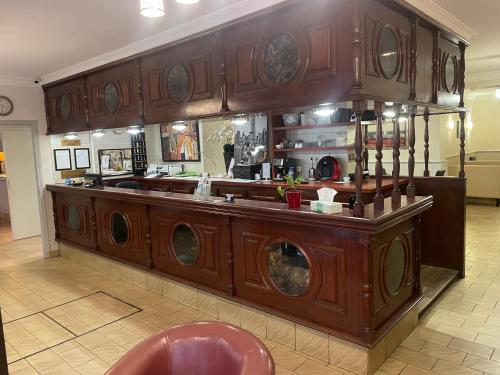 une chambre avec un grand comptoir en bois et des lave-linge dans l'établissement Crystal Hotel, à Levallois-Perret