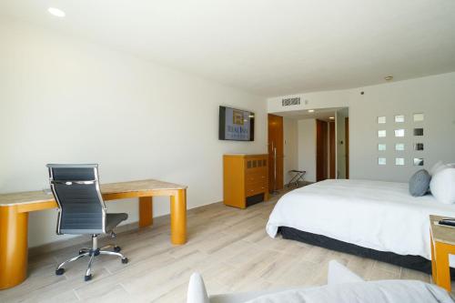 1 dormitorio con escritorio, 1 cama y escritorio en Real Inn Torreon en Torreón