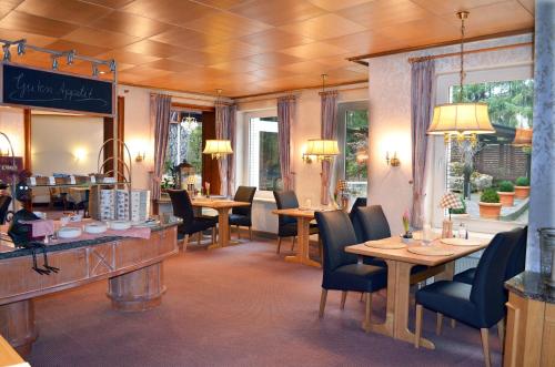 Restorāns vai citas vietas, kur ieturēt maltīti, naktsmītnē Hotel Zum Goldenen Hirsch