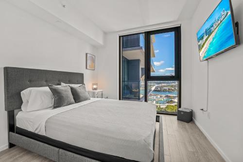 um quarto com uma cama grande e uma janela grande em TR Miami 2 Bedroom Condo and Studio with Balcony em Miami