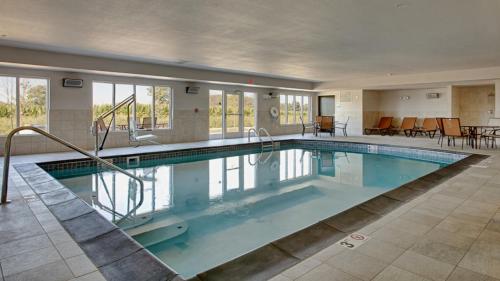 una gran piscina en una habitación de hotel en Holiday Inn Express & Suites North Fremont, an IHG Hotel, en Fremont