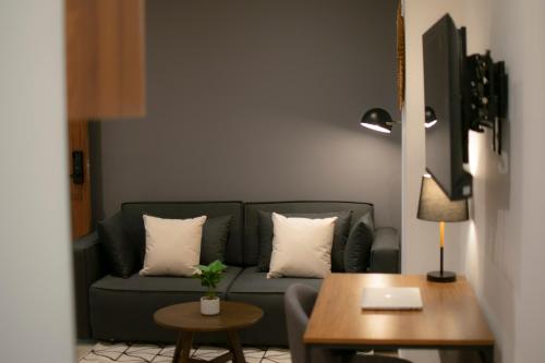 a living room with a couch and a table at Punto Lofts Periférico Sur in Mexico City
