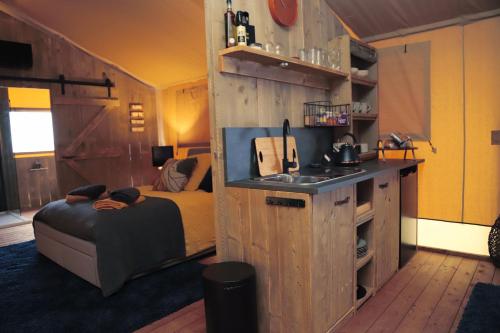Η κουζίνα ή μικρή κουζίνα στο Reedy Creek Retreat