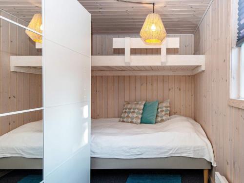 Postel nebo postele na pokoji v ubytování Holiday home Glesborg LXVII