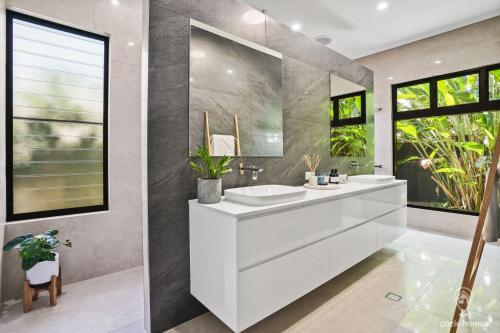 Bathroom sa House Heliconia - Luxury Living in Palm Cove