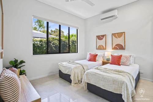 Kama o mga kama sa kuwarto sa House Heliconia - Luxury Living in Palm Cove