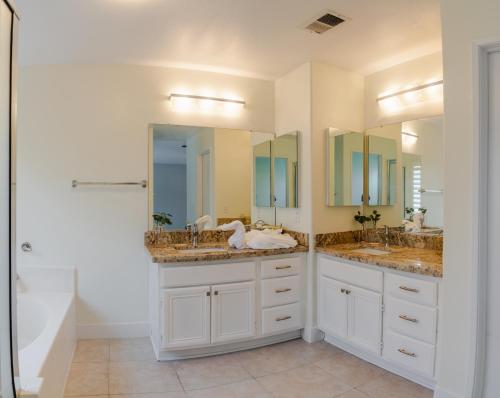 - Baño con 2 lavabos y 2 espejos en 4 bedroom 2 miles from Hospital, en Loma Linda
