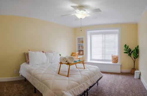 Un dormitorio con una cama con una mesa. en 4 bedroom 2 miles from Hospital, en Loma Linda