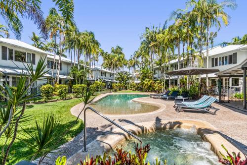 einen Außenblick auf ein Resort mit einem Pool und Palmen in der Unterkunft Coco Bay Resort in Noosaville