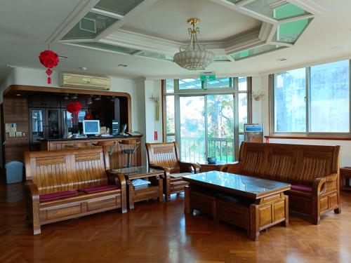 a living room with chairs and a couch and a table at Kamiyamato B&B in Guangfu