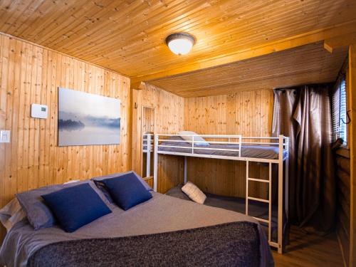 a bedroom with two bunk beds in a cabin at Les Chalets Tourisma - Chalet sur une île privée avec spa - Le Pin Royal in Saint-Raymond