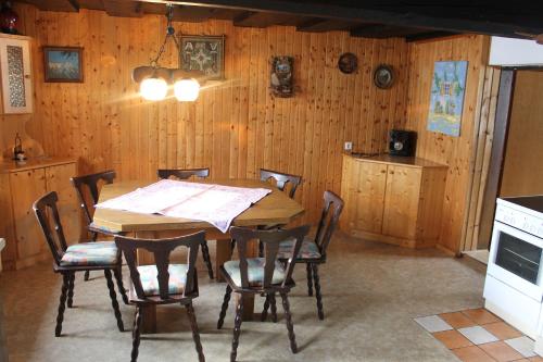 ein Esszimmer mit einem Holztisch und Stühlen in der Unterkunft Knappenhaus in Rauris