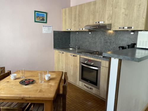 Una cocina o zona de cocina en Appartement Arfeuilles, 4 pièces, 6 personnes - FR-1-489-243