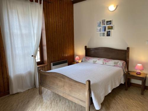 ein Schlafzimmer mit einem großen Bett und einem Fenster in der Unterkunft Appartement Arfeuilles, 3 pièces, 4 personnes - FR-1-489-266 in Arfeuilles