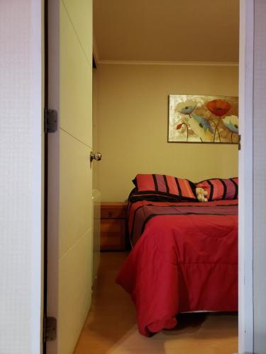 1 dormitorio con 2 camas y un cuadro en la pared en Departamento en Alameda Talca en Talca