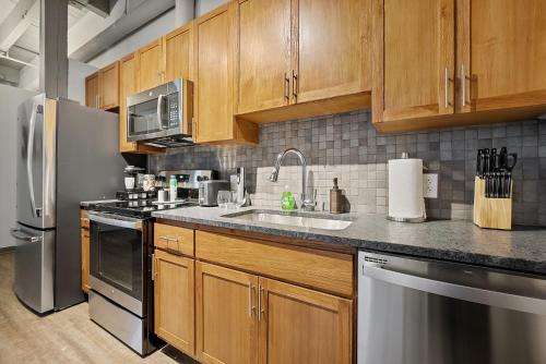 O bucătărie sau chicinetă la Industrial Loft Apartments in the Beautiful Superior Building Minutes from FirstEnergy Stadium 311